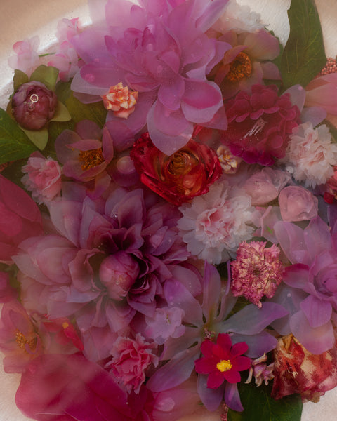 CONTEMPORARY ACRYLIC CAKE SERVING PLATE WITH SILK FLOWERS