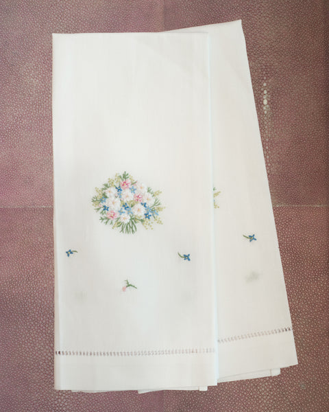 PAIR OF LINEN GUEST TOWELS EMBROIDERED WITH A BOUQUET OF FLOWERS