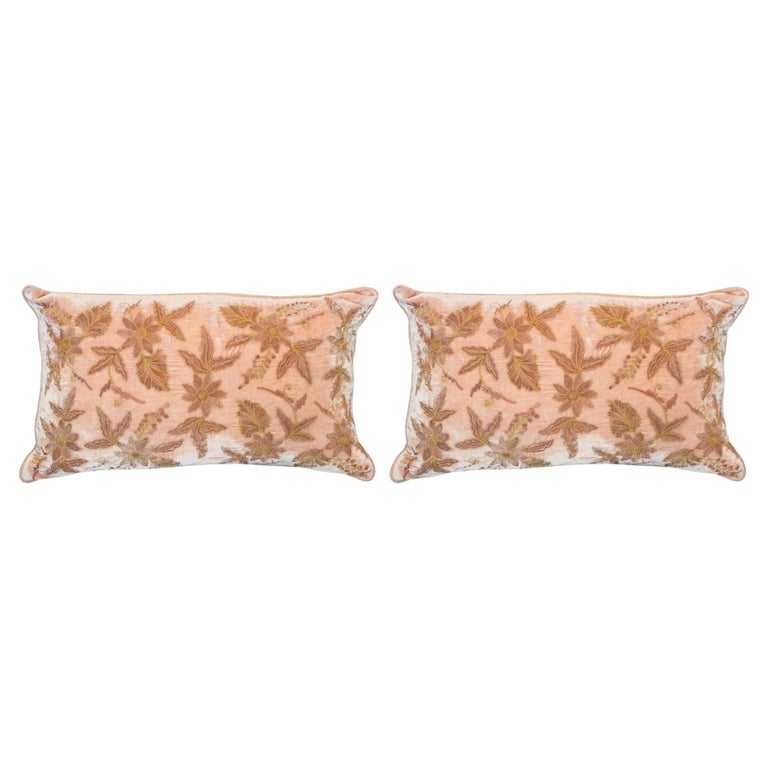 PAIR OF EMBROIDERED PILLOWS IN NUDE SILK VELVET